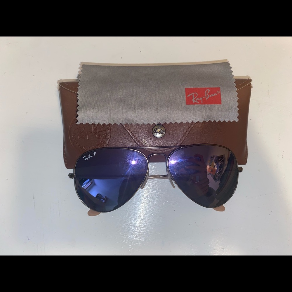 Adorable purple mirrored aviator Ray-Bans.